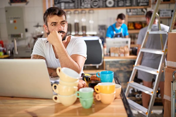 Человек, работающий в кафе - владелец кофейни — стоковое фото