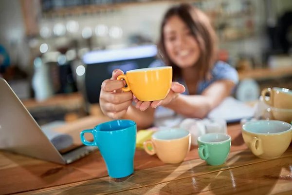 Concepto de negocio de café - taza de café fresco para usted —  Fotos de Stock