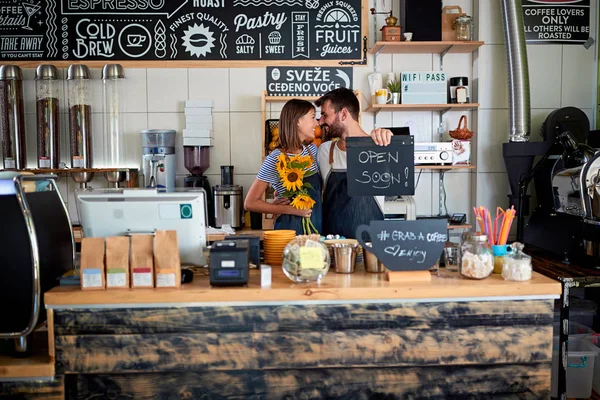Joven dueño de hombre y mujer trabajando en la nueva cafetería abierta — Foto de Stock