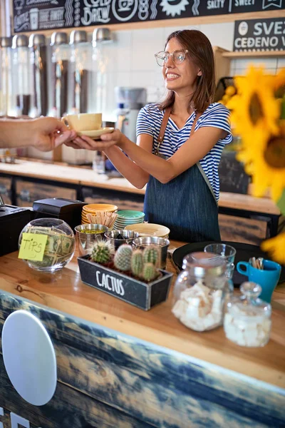 Mujer barista haciendo café y sirviendo al cliente — Foto de Stock