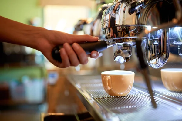 Barista fazendo café no machin cafeteira — Fotografia de Stock