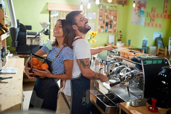 Barista-Paar arbeitet im Café — Stockfoto
