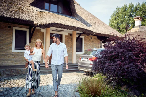 Gelukkig familie gaan voor een wandeling — Stockfoto