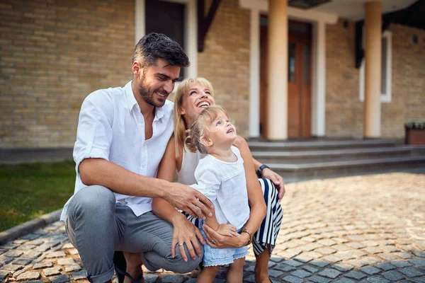 Föräldrar med dotter tittar upp — Stockfoto