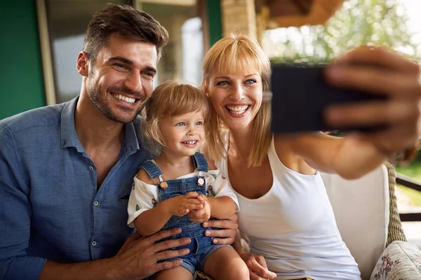 Familia haciendo selfie con hija — Foto de Stock