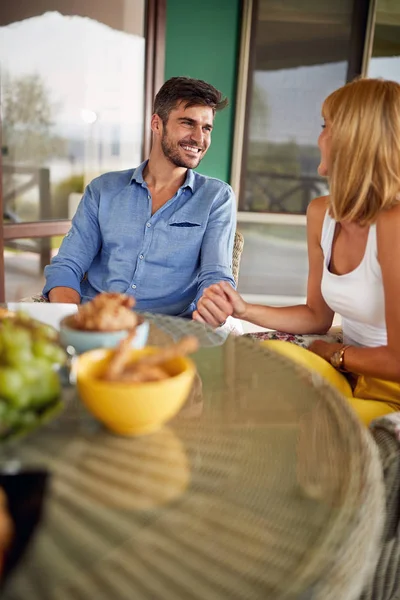 Hombre alegre con mujer sentada a la mesa — Foto de Stock