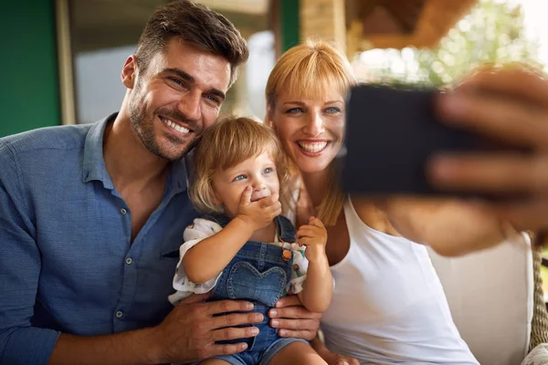 Familie portret buiten — Stockfoto