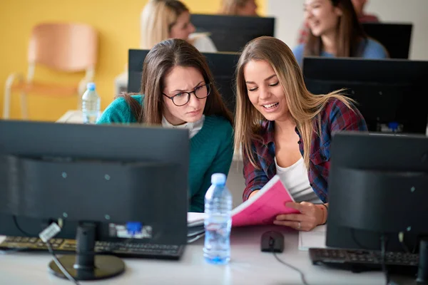 Fille en classe avec ordinateur sur le campus universitaire — Photo