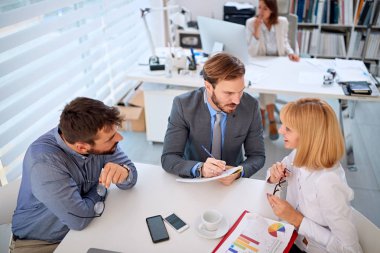 Başarılı bir takım. iş arkadaşları toplantı var