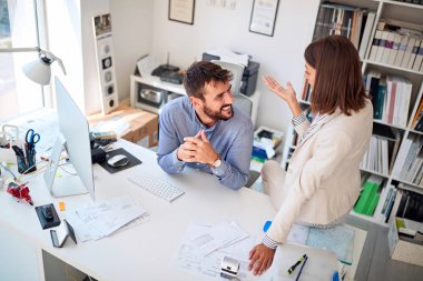ofiste birlikte çalışan ve tartışan iş adamları