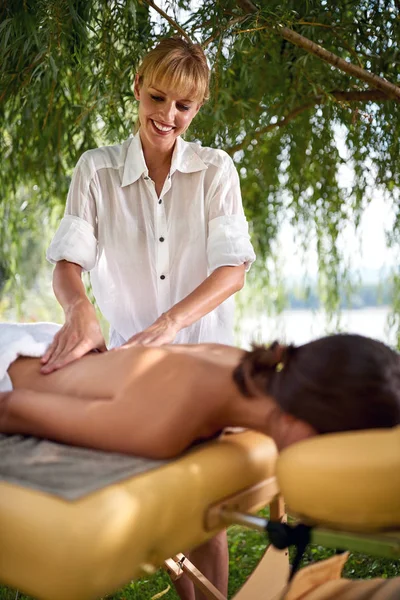 Kvinnlig terapeut gör massage utomhus — Stockfoto