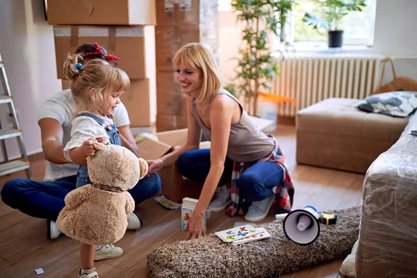 Familie, uitpakken dozen en verhuizen naar een nieuw huis, plezier — Stockfoto