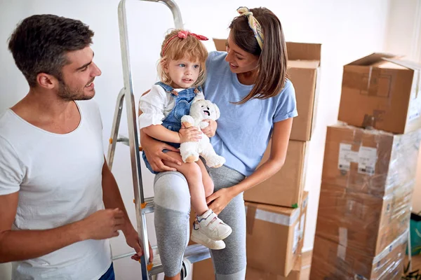 Ouders met een peuter meisje verhuizen in nieuwe hom — Stockfoto