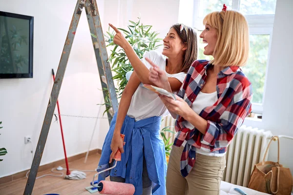 Mujer pareja elegir el color adecuado para el nuevo hogar —  Fotos de Stock