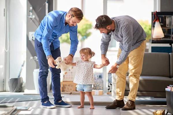 Pai com criança na loja para o agregado familiar — Fotografia de Stock