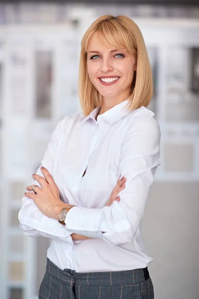 Porträt einer Geschäftsinhaberin im Büro — Stockfoto