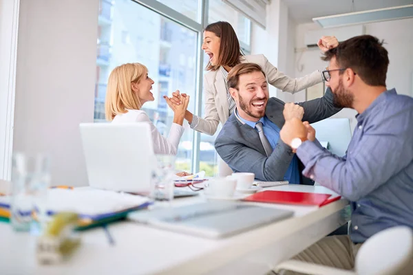 Mensen hebben een zakelijke vergadering voltooid — Stockfoto