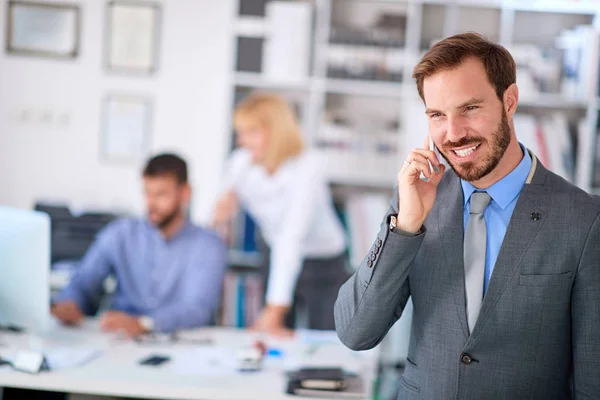 Uomo d'affari che gode di successo sul lavoro — Foto Stock