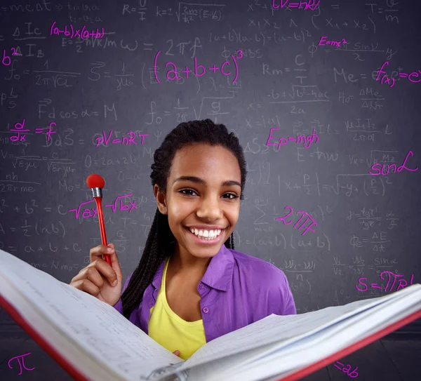 Kız öğrenci matematik ile ilgili bir sorun var — Stok fotoğraf
