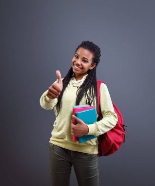 Afro-Amerikan okul çocuk başlangıç öğretim yılı için başparmak göstermek