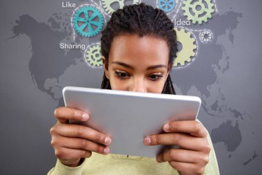Afrikalı kız tablet bakıyor
