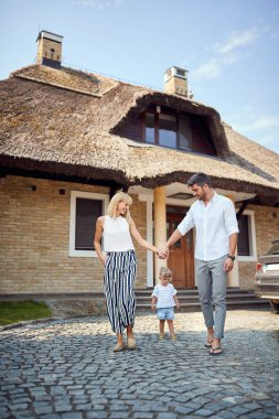 Kızı yürüyen genç anne-babalar