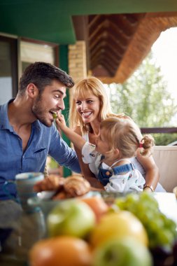 Kahvaltıda eğlenen çocuk 