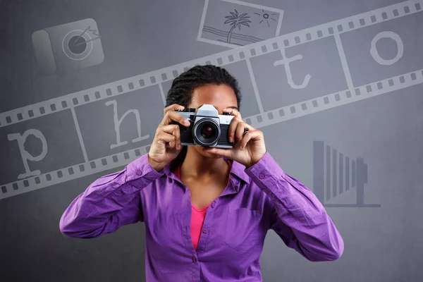 Menina Fotógrafa com câmera de foto retro, conceito — Fotografia de Stock