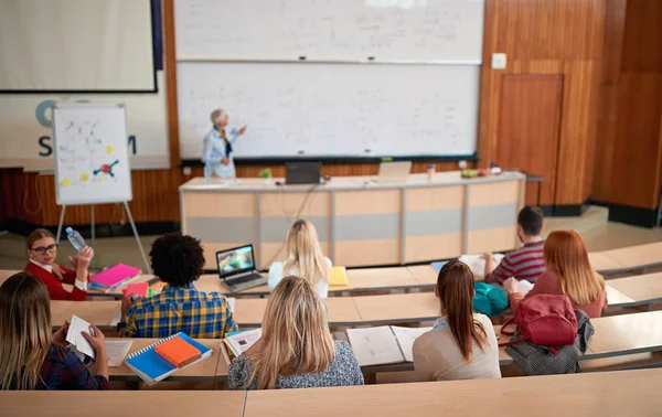 Educação, escola, aprendizagem e conceito de pessoas - grupo de estudantes — Fotografia de Stock