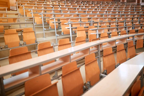 Lege zetels in nieuwe moderne collegezaal of klaslokaal — Stockfoto