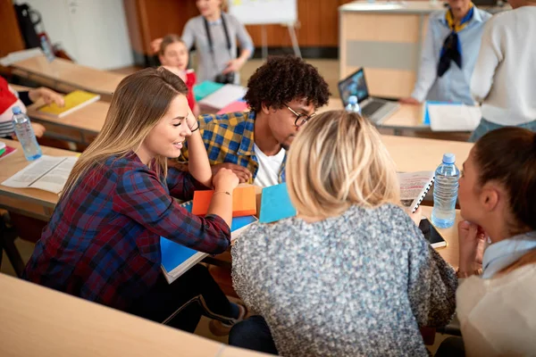 Grupp av studenters lärande i klassrummet — Stockfoto