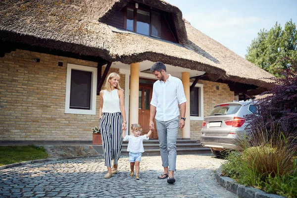 Ouders met dochter op vakantie — Stockfoto