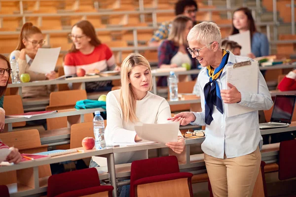 Palestrante com estudante em um exame em uma sala de aula — Fotografia de Stock