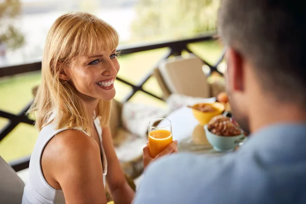 Junge Frau auf der Terrasse trinkt Saft — Stockfoto