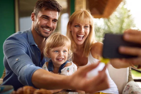 Eltern mit Tochter machen Selfie — Stockfoto