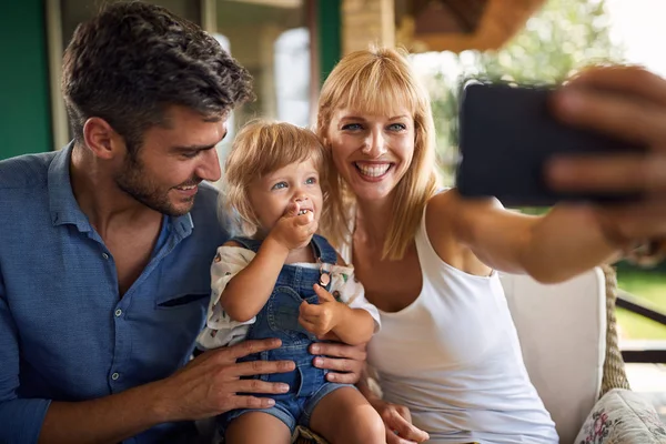 Jonge familie maken foto — Stockfoto