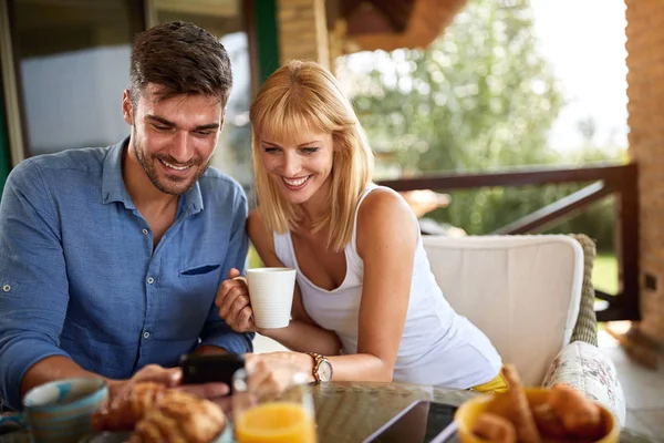 屋外で朝食を食べるカップル — ストック写真