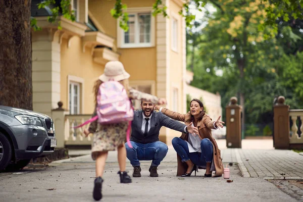 Pierwszy dzień szkoły się skończyli, rodzice waitnig na uczennica — Zdjęcie stockowe