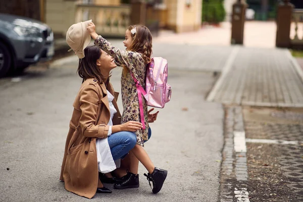 Der erste Schultag ist vorbei, glückliche Eltern spielen mit ihrem Schoo — Stockfoto