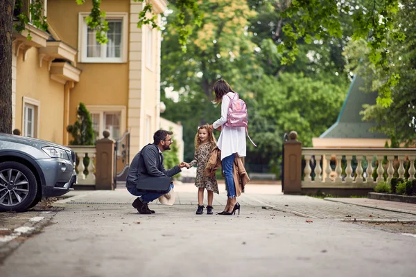 Erster Schultag, Eltern und Kinder vor der Schule — Stockfoto