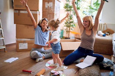 Kadın çocuk kız ile yeni evde zevk