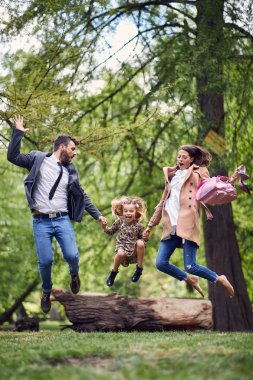mutlu aile okuldan sonra parkta atlama ve iş