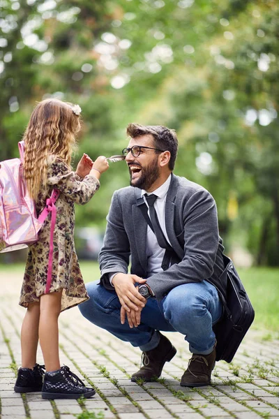 Sorridente papà giocare nel parco con la sua studentessa — Foto Stock