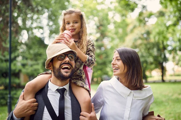 Lycklig familj går i parken efter skolan — Stockfoto