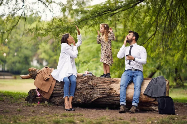 Famille faisant une pause dans le parc après l'école et le travail — Photo