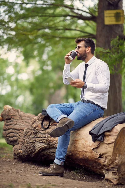 Podnikatel v parku, který má přestávku v práci — Stock fotografie