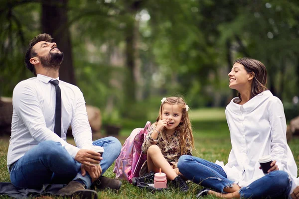 Okuldan sonra parkta istirahat eden aile ve iş — Stok fotoğraf