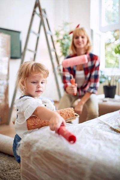 新しい家で幼児の女の子と楽しみを持っている — ストック写真