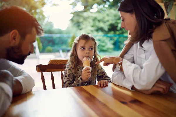 Familie isst nach Schule und Arbeit Eis — Stockfoto