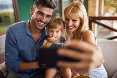 Anne, baba ve sevimli kızı fotoğraf yapma